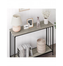 Вузький стіл у передпокої