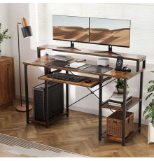 Компьютерный стол с полками и подставкой для клавиатуры.