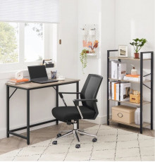 Письменный стол на металлической основе