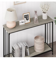 Вузький стіл у передпокої