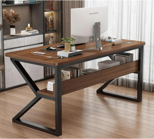 Компьютерный стол с металлическими ножками