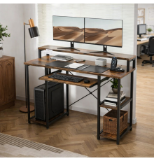 Компьютерный стол с полками и подставкой для клавиатуры.