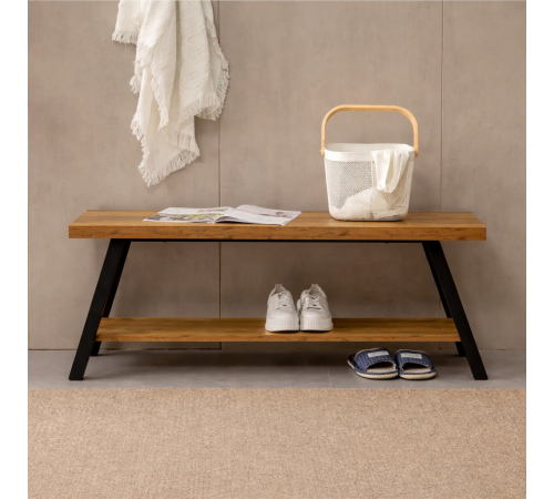 Скамейка для обуви в помещении.