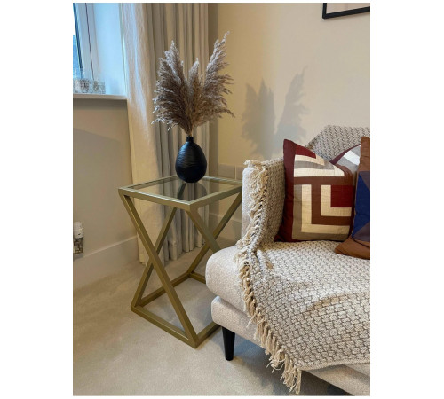 Приставной журнальный столик MSMLOFT — металлический каркас и стекло.