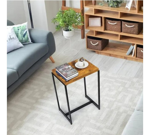 Узкий приставной столик – практичность в компактном формате.